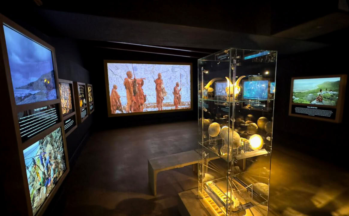 The Origins of Early Southern Sapiens Behaviour exhibition is found at the Buffelsfontein Visitors Centre. The exhibition showcases remarkable discoveries from SapienCE main excavation sites augmented by Sea Change Project contribution.