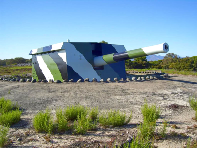 The second coastal battery, known as De Waal Battery, was added in 1942. Here, 9.2” calibre guns were installed in November 1940 and July 1941.